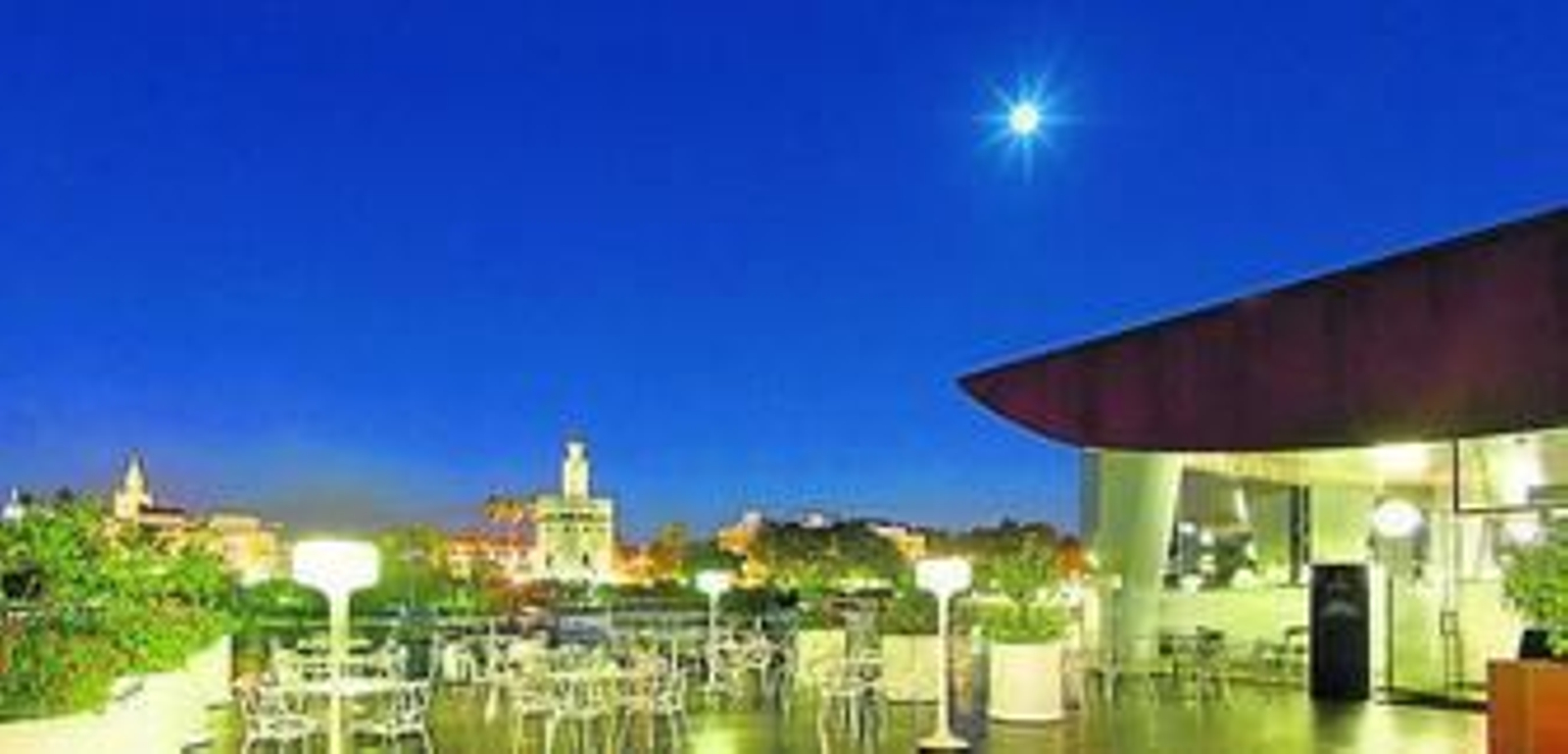 El local se encuentra ubicado a orillas del Guadalquivir.