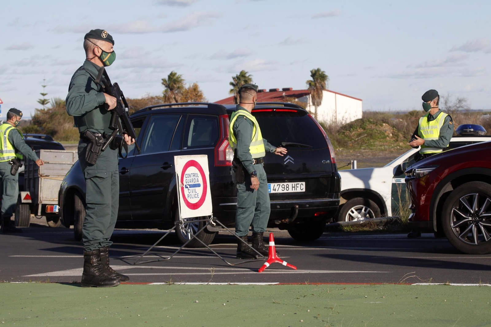 Controles de la Guardia Civil en los accesos a la costa de Huelva