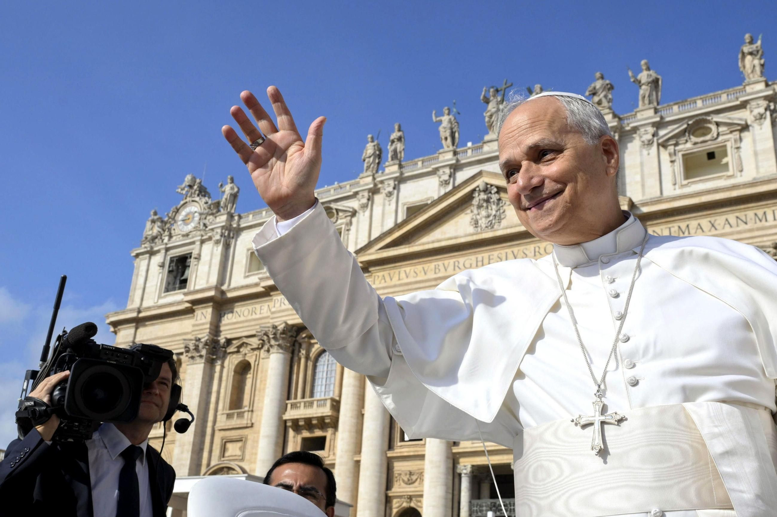 El papa León XIV saluda en la Plaza de San Pedro.