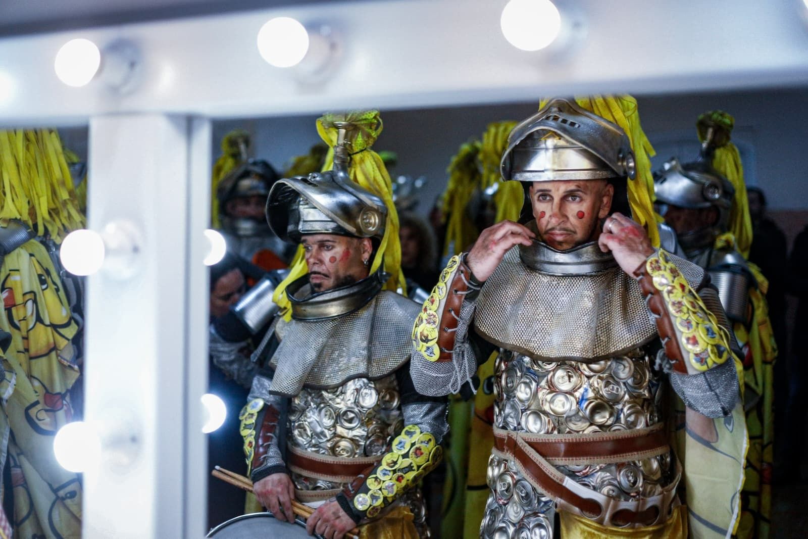 Los caballeros de 'Nos hemos venío arriba' en los camerinos del Teatro Falla.