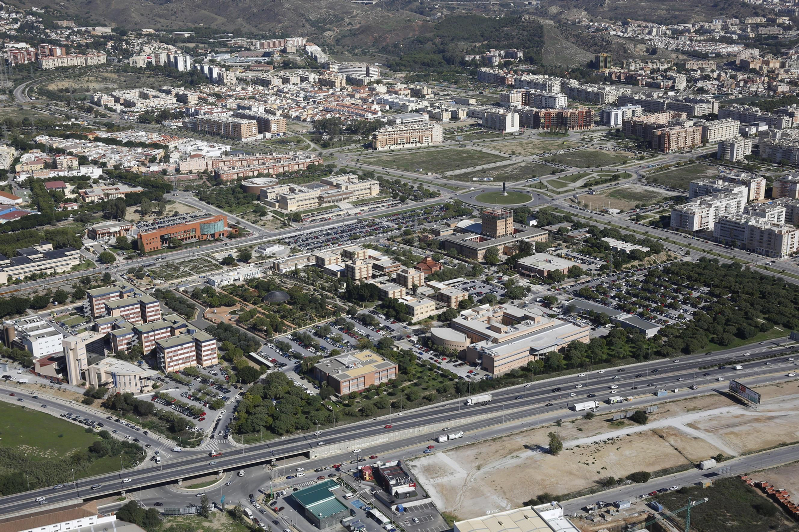 Vista aérea de la zona de Teatinos y el campus universitario.