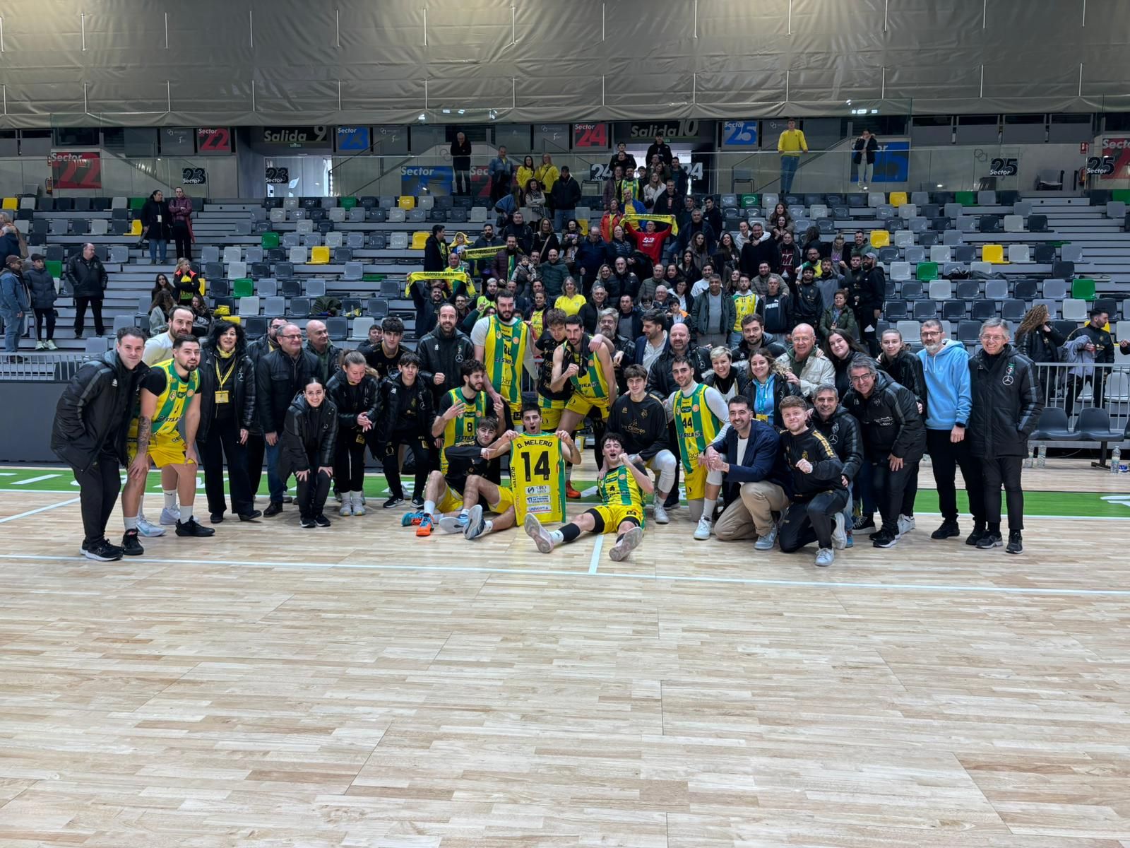 El conjunto jiennense celebra el triunfo con parte de la Marea Amarilla.