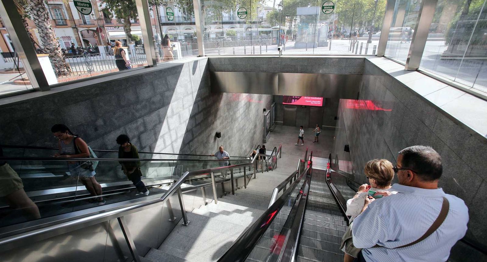 Escaleras del Metro de Sevilla en la estación Puerta de Jerez