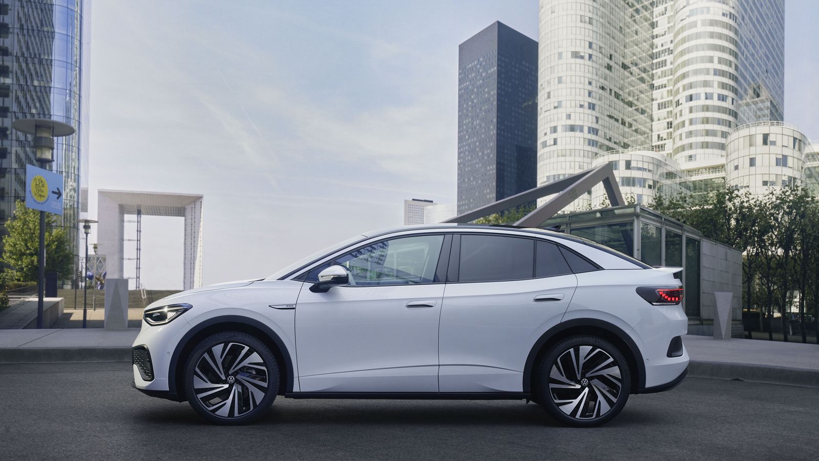 El ID.5 es apenas un par de centímetros más largo que el ID.4. La diferencia fundamental está en la forma del techo.