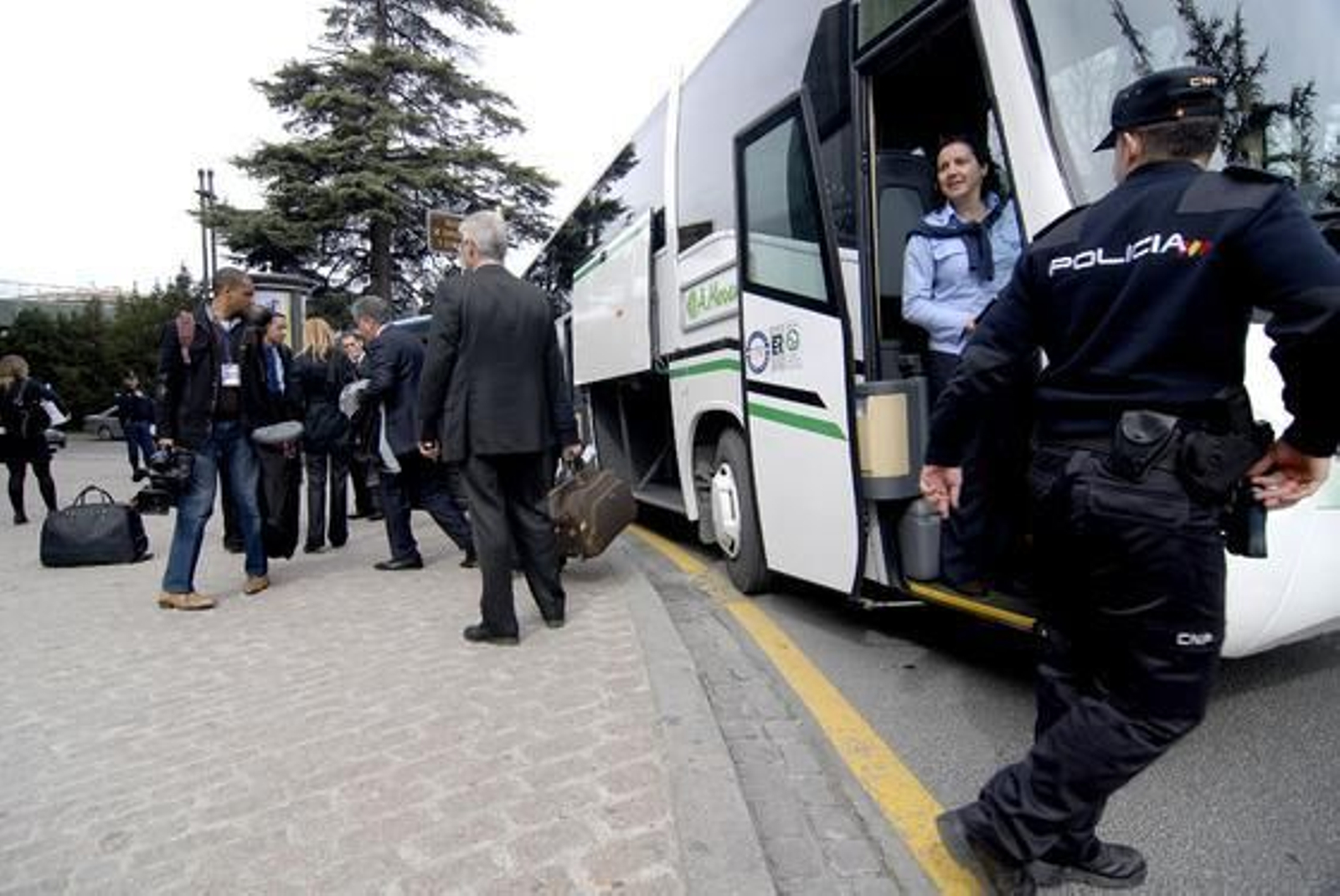 El entorno del Palacio de Congresos estuvo totalmente vigilado por la Policía

Foto: Jesús Ochando