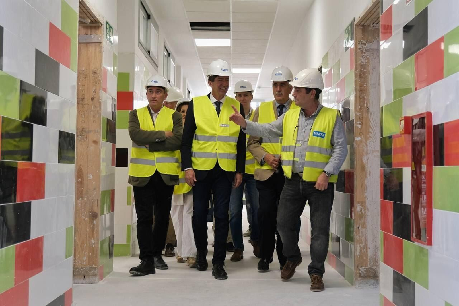 El vicepresidente de la Junta, Juan Marín, durante su visita a las obras del instituto Salmedina de Chipiona.
