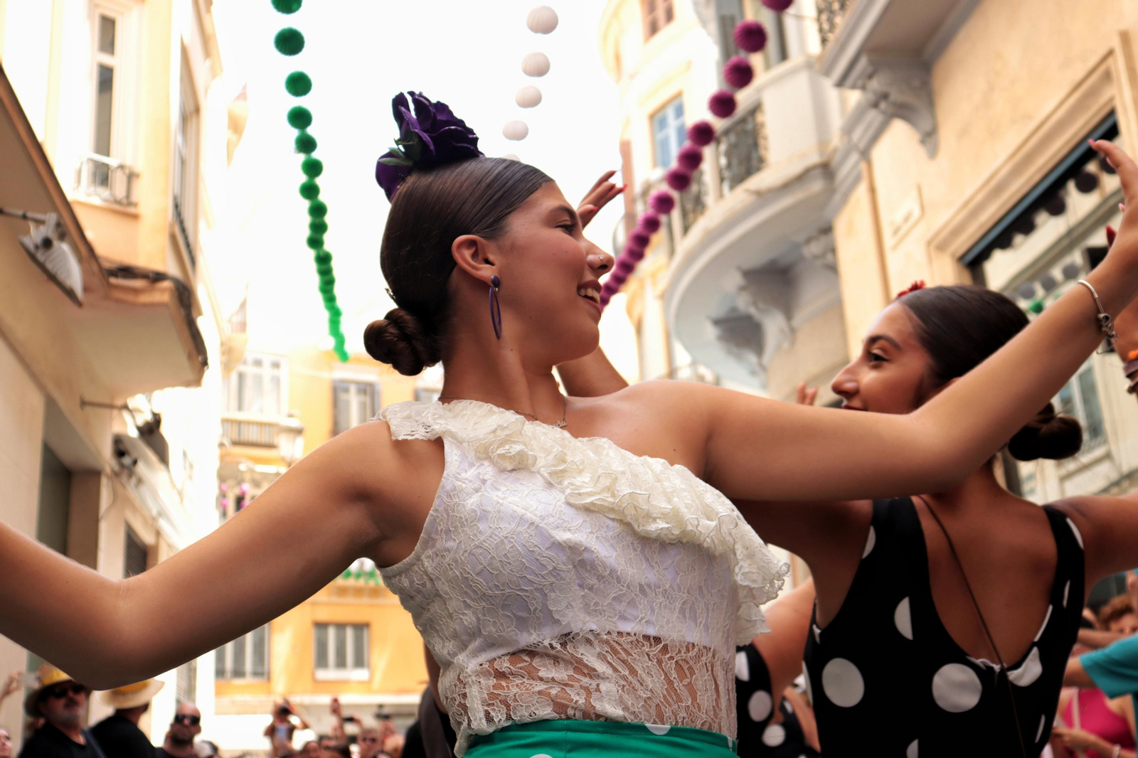 Dos jóvenes bailan en la Feria del Centro de Málaga.