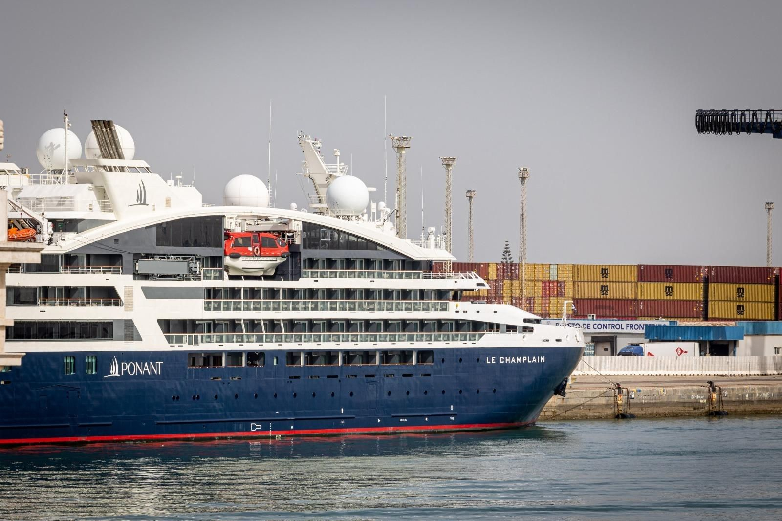 El cruceros francés Le Champlain, atracado este lunes por la mañana en el puerto de Cádiz