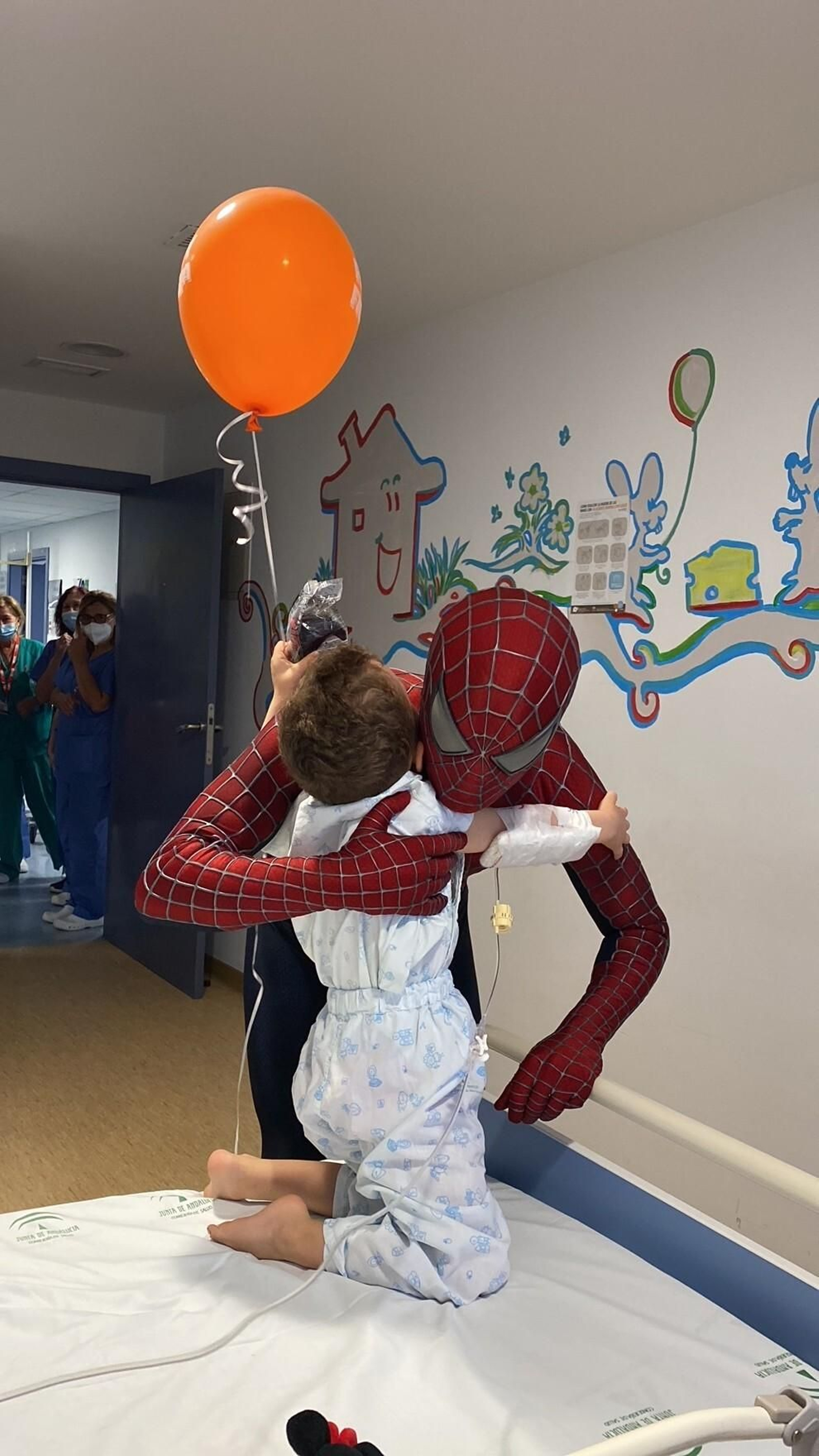 El hombre araña recorrió las habitaciones llevando abrazos y alegría a los niños.