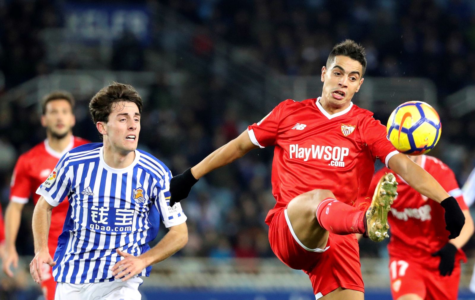 El goleador sevillista Ben Yedder intenta controlar un balón delante del lateral Odriozola.