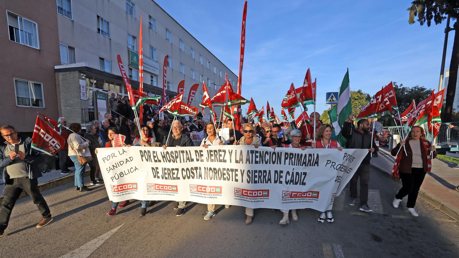 Concentración por la sanidad pública y la atención primaria en el Hospital de Jerez