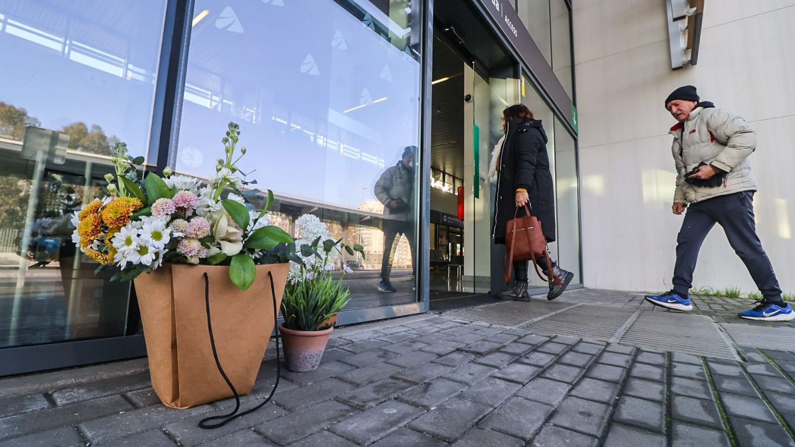 Flores en la estación de Huelva este martes.