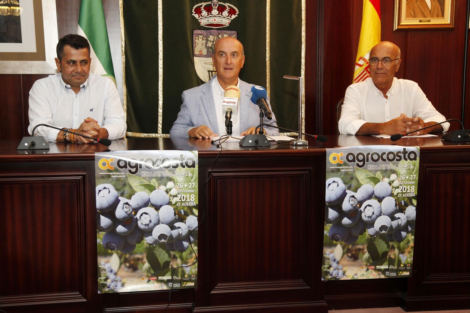 El alcalde de Lepe, Juan Manuel González (centro), durante la presentación de la feria.