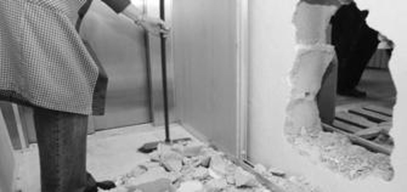 Los asaltantes destrozaron incluso algunas paredes para conseguir acceder a las cajas fuertes de las empresas.