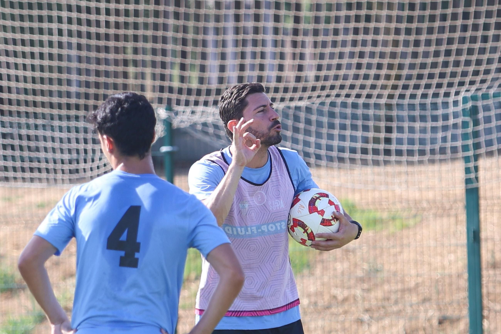 Javi Vázquez reparte instrucciones en el primer entrenamiento del Algeciras.