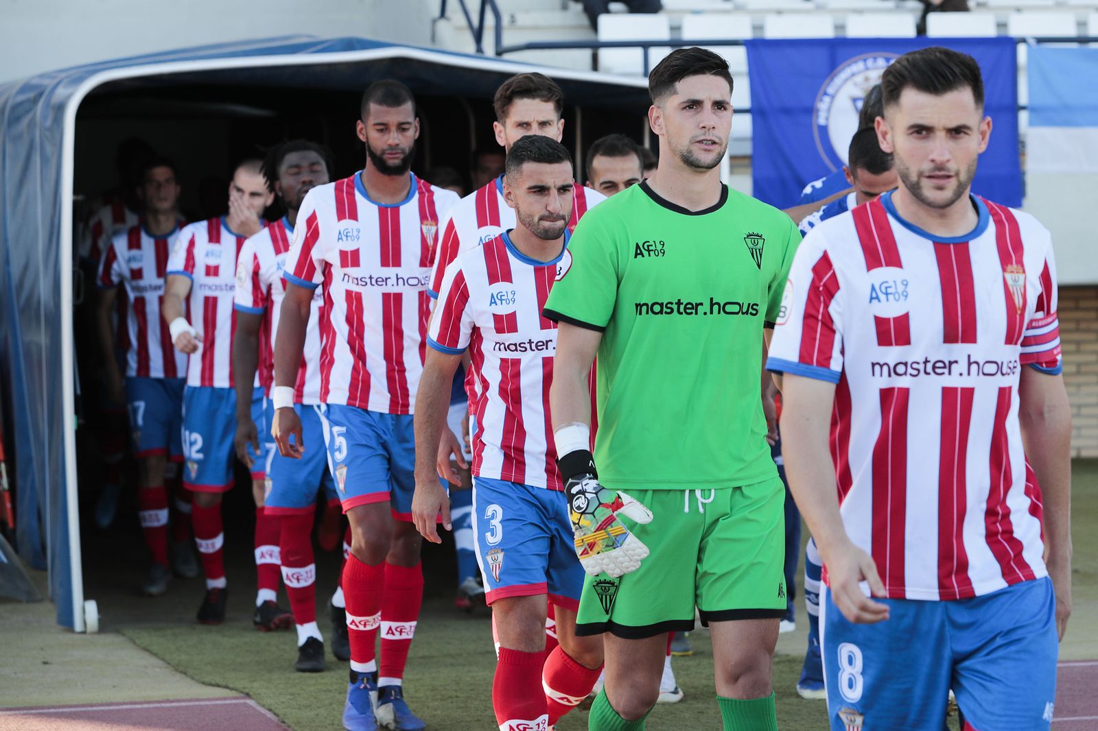 Los jugadores del Algeciras salen al Iberoamericano de San Fernando.