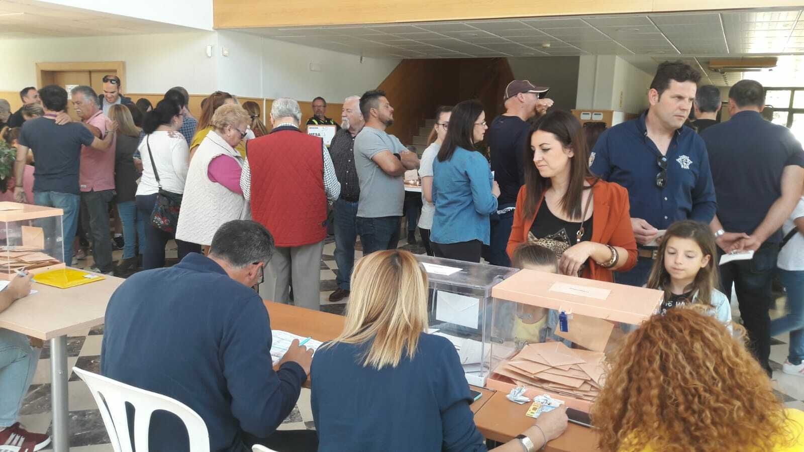 Colas en el colegio electoral situado en el complejo deportivo de Chapín.