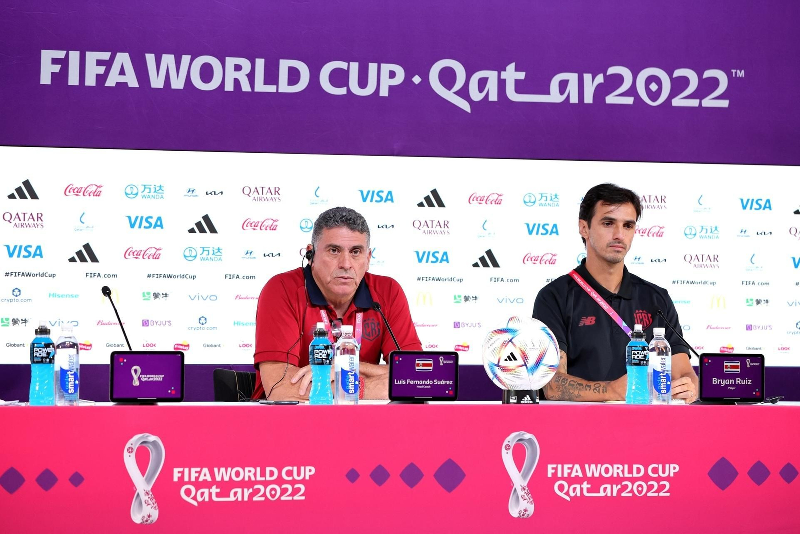 Luis Fernando Suárez y Bryan Ruiz, durante la conferencia de prensa que ofrecieron el martes.