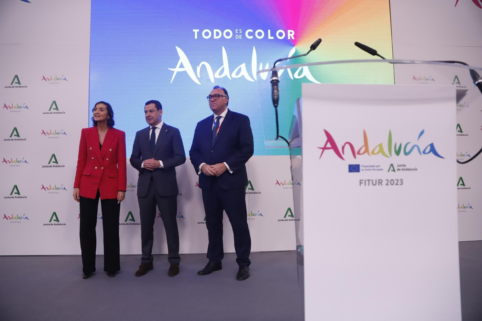 Reyes Maroto, Juanma Moreno, y Arturo Bernal, en la inauguración del pabellón de Andalucía en Fitur.