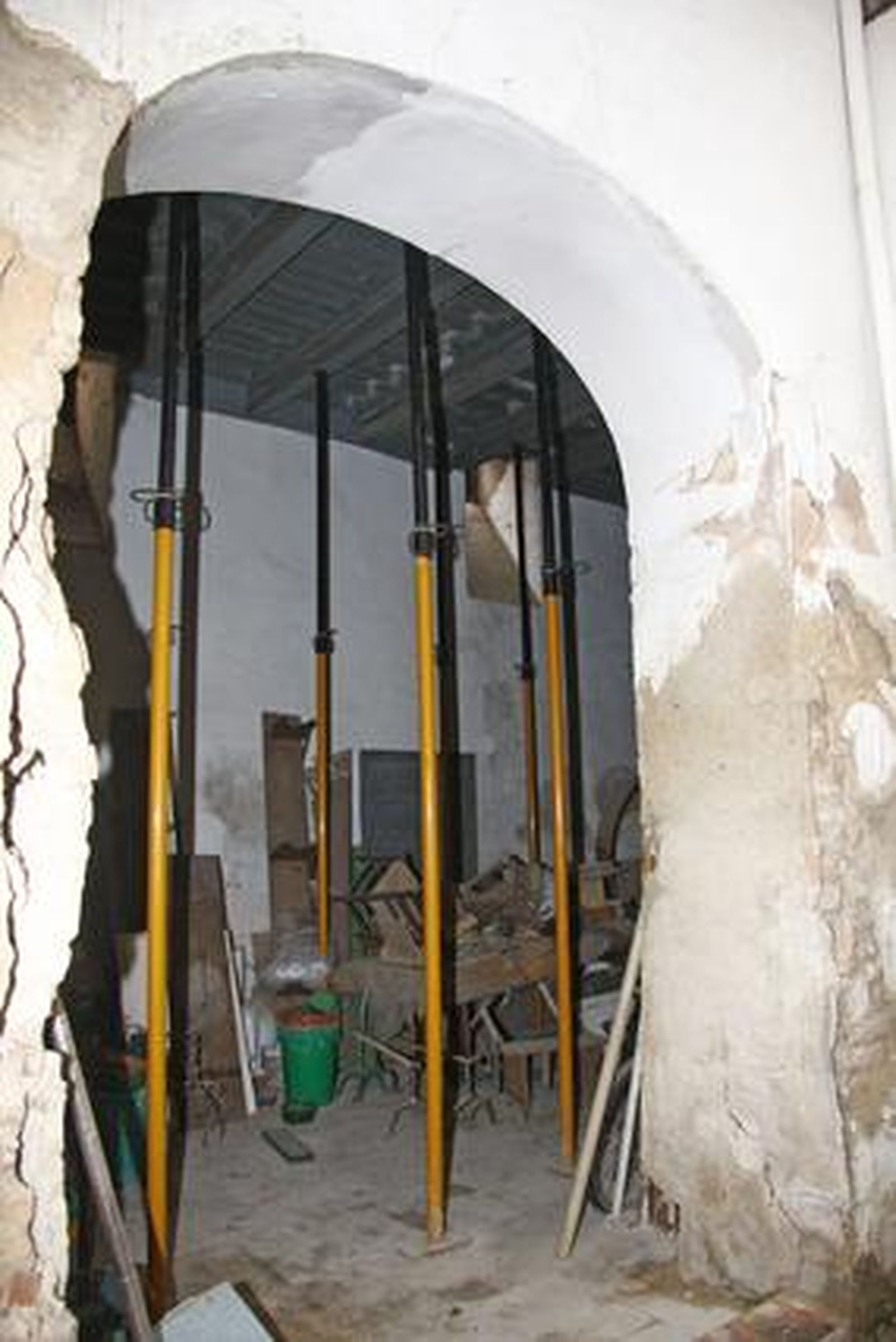 El convento Madre de Dios muestra unos tejados, esculturas, pinturas y muros plagados de desperfectos que demuestran su mal estado de conservación.

Foto: Belén Vargas