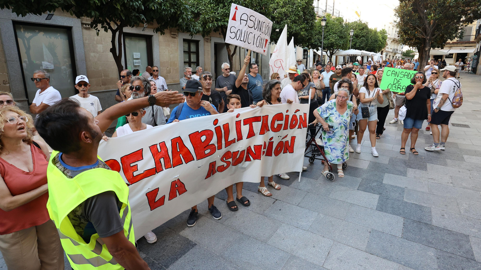 Los vecinos de la Asunción claman por las obras de sus bloques