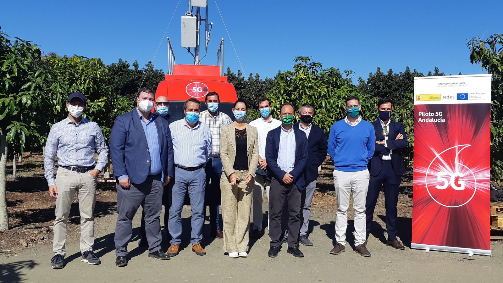 Jesús Regodón, segundo por la derecha, junto al CEO de Trops.