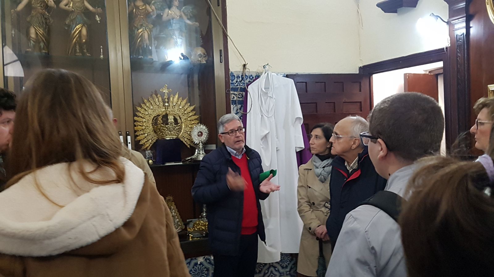 Los visitantes, en la zona de la sacristía.