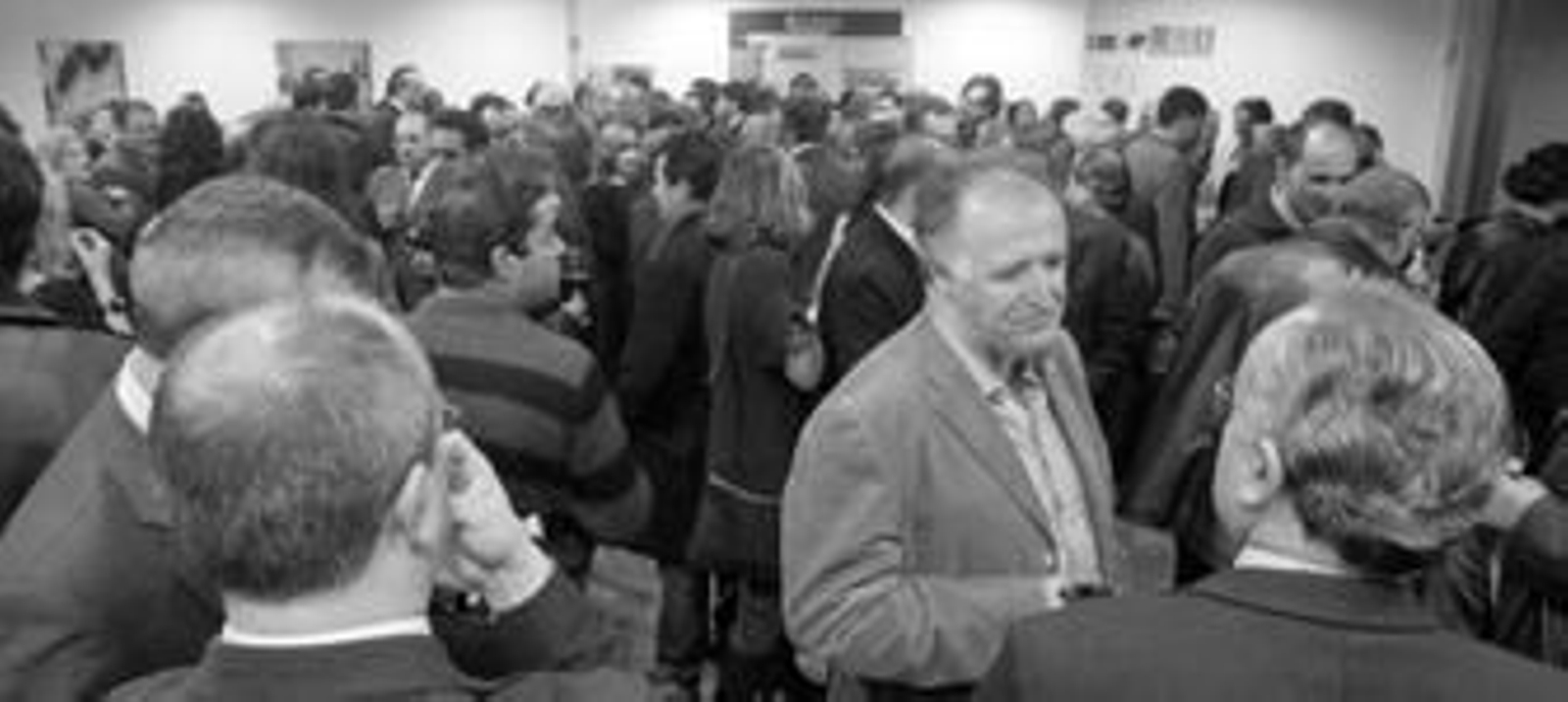 1. Vista general del ambiente registrado ayer en el acto de celebración de los 20 años de Europa Sur celebrado en la Cámara de Comercio del Campo de Gibraltar, en Algeciras. 2. Parte de la plantilla de este diario durante la celebración de la fiesta. 3. Responsables de los centros educativos Puerto Blanco y Montecalpe, de Algeciras. 4. El ex presidente de la Diputación Provincial de Cádiz y actual diputado en el Congreso, Rafael Román -centro-, junto al director de arte del Grupo Joly, Ignacio Valdés. 5. El atleta algecireño Jorge Páez junto a Miguel Alberto Díaz, de Barrio Vivo. 6. El presidente de la sección de Algeciras de la Audiencia Provincial de Cádiz, el magistrado Manuel Gutiérrez Luna. 7. El diputado nacional José Ignacio Landaluce (PP), en el centro, junto a varios ediles de esta formación en el Ayuntamiento de Algeciras como Juana Cid y Manuel Palenzuela. 8. Representantes de Izquierda Unida de Algeciras (Manuel Triano e Inmaculada Nieto), junto a los máximos responsables comarcales de CCOO y la UGT, Inmaculada Ortega y José Manuel Rodríguez Saucedo, respectivamente. En la imagen también aparece José Antonio Fenoy, de Apymeal, entre otros. 9. Manuel Melero y Jorge Romero, del PA, junto a otros miembros del partido en la comarca.