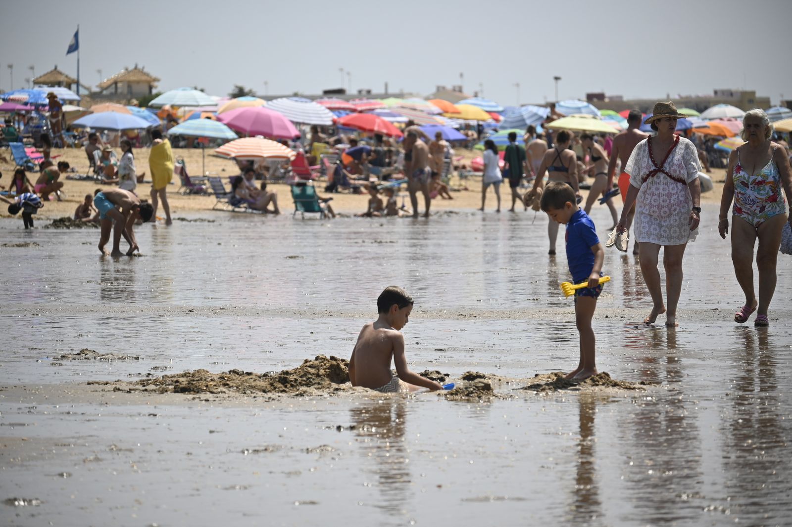 Ambiente en la playas de Huelva este sábado 22 de julio, en imágenes