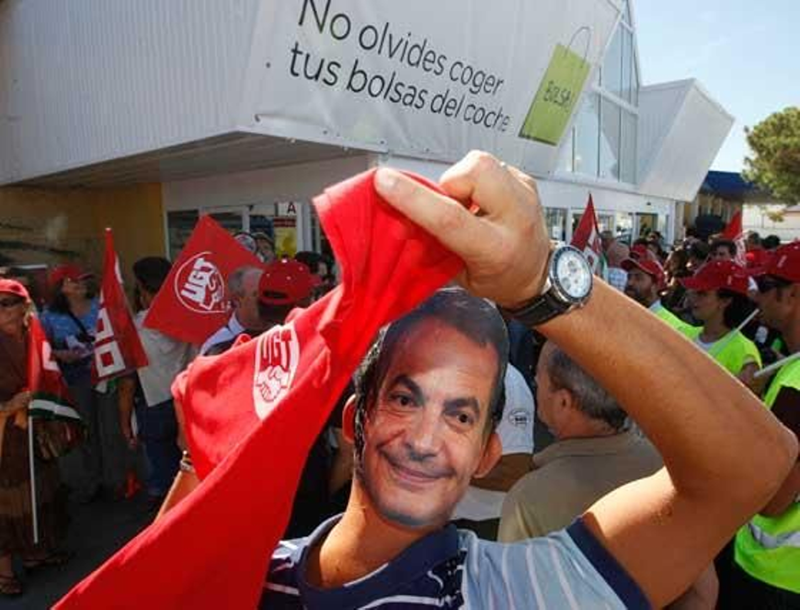 Las tiendas del centro y las grandes superficies abrieron sus puertas tras pasar los grupos de sindicalistas 

Foto: Juan Carlos Toro