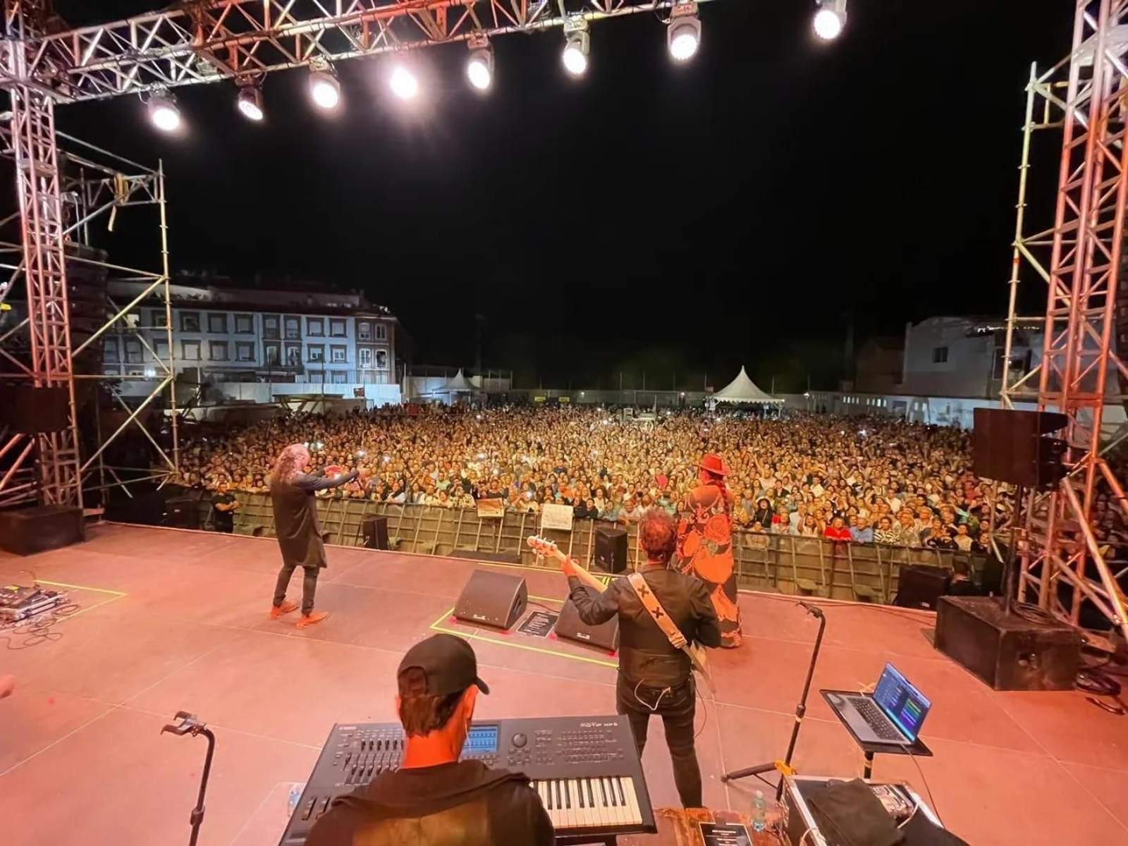 Camela durante su actuación en Baza