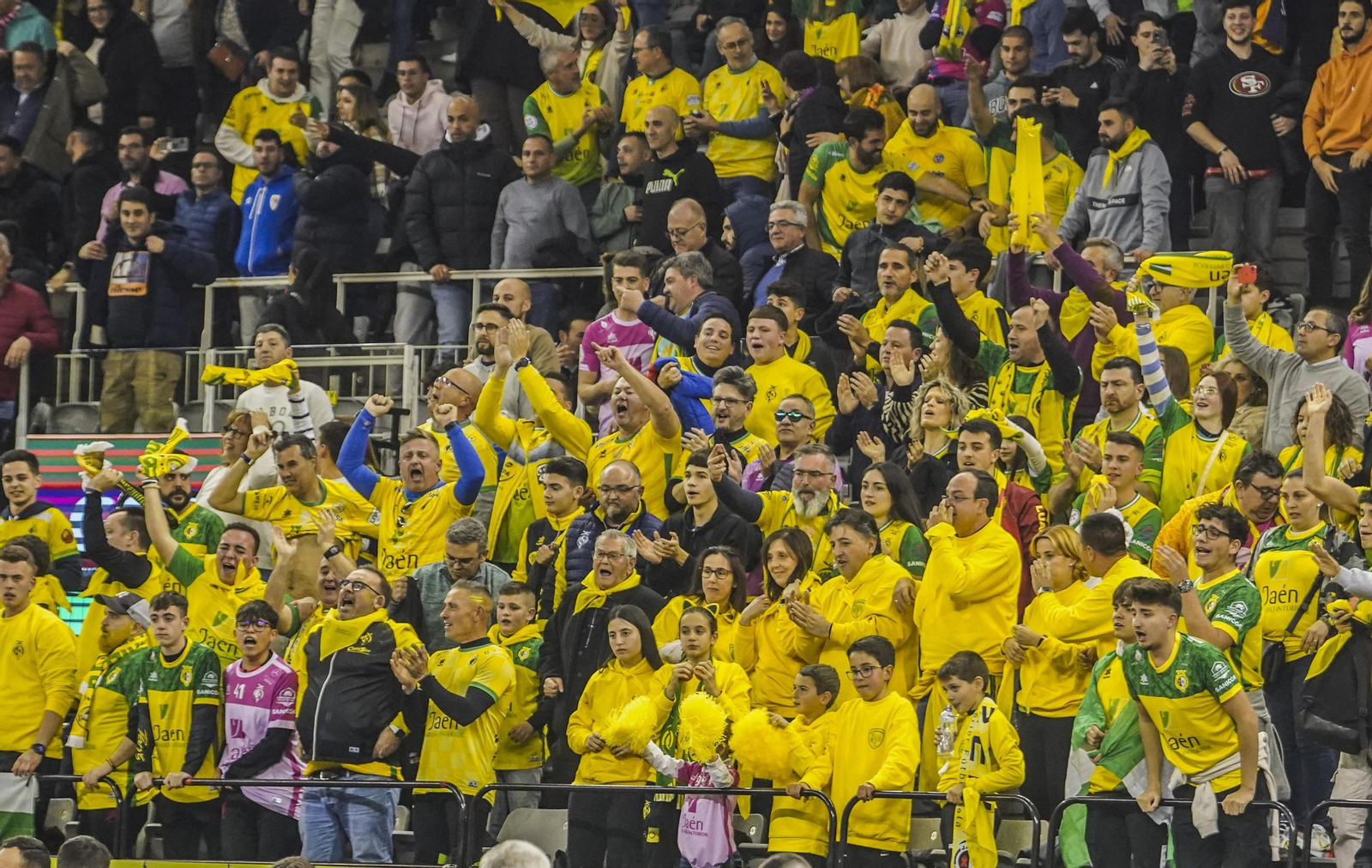 La marea amarilla del Jaén FS toma el Palacio de los Deportes de Granada