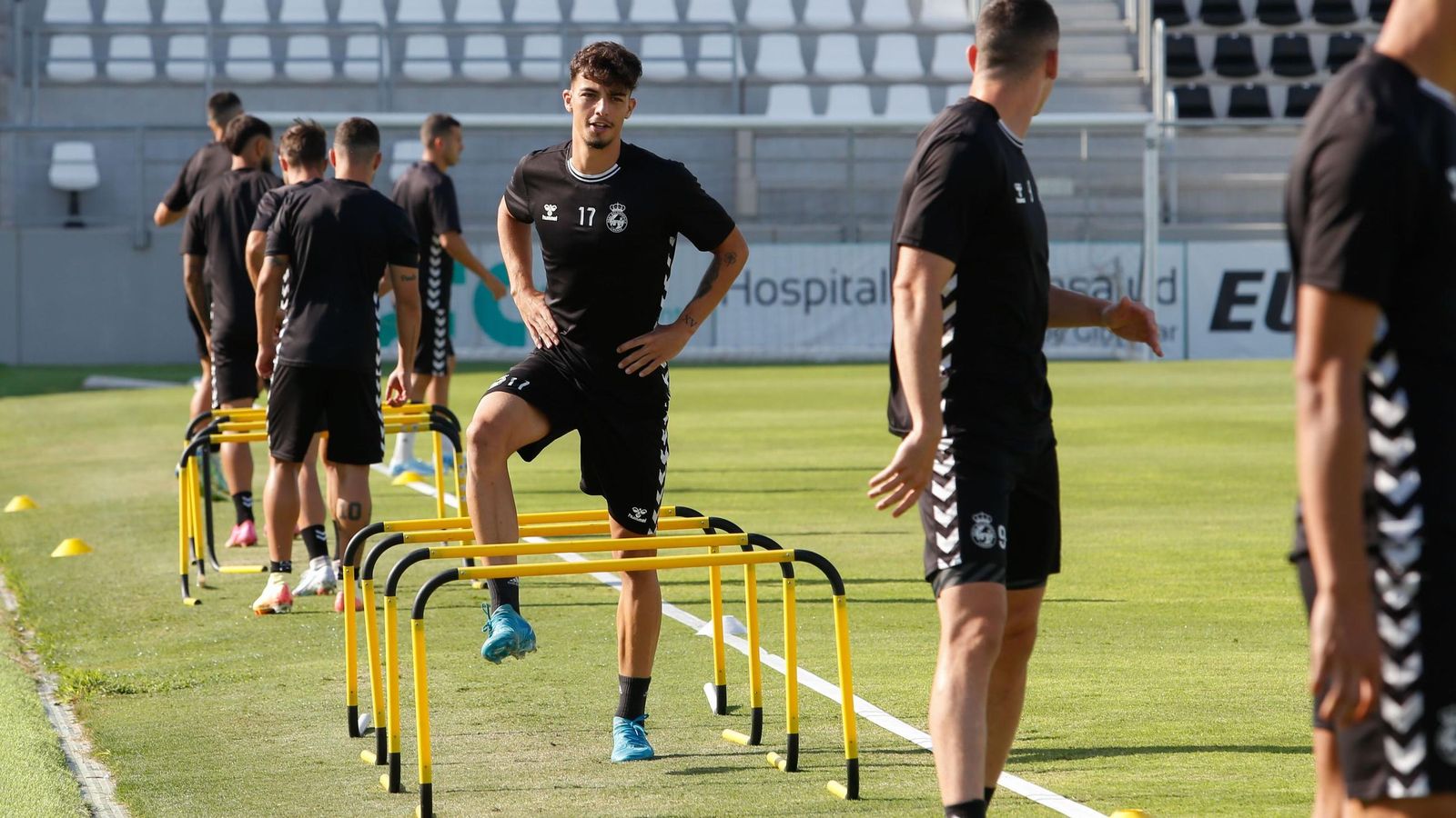 Fran Moreno salta vallas durante un entrenamiento con la Balona