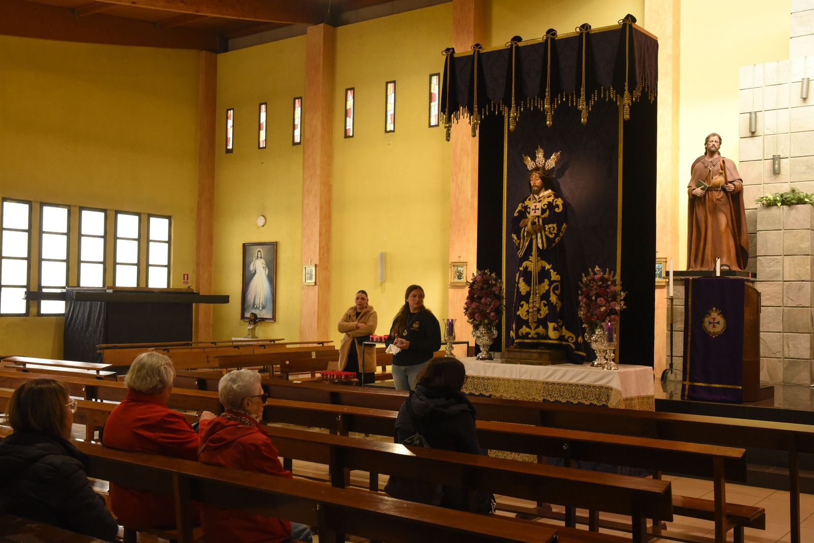 Las fotos del besapié del Medinaceli en la iglesia de Santiago de La Línea