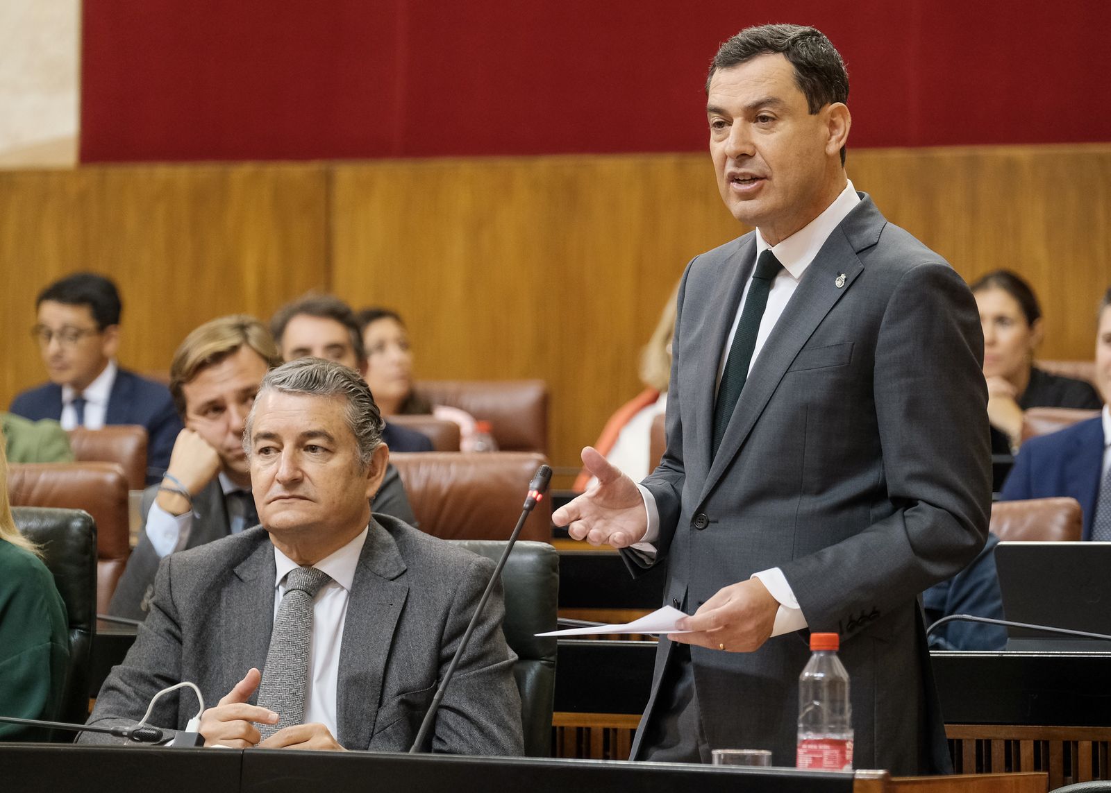 El presidente de la Junta, Juanma Moreno, durante la sesión de control en el Parlamento.