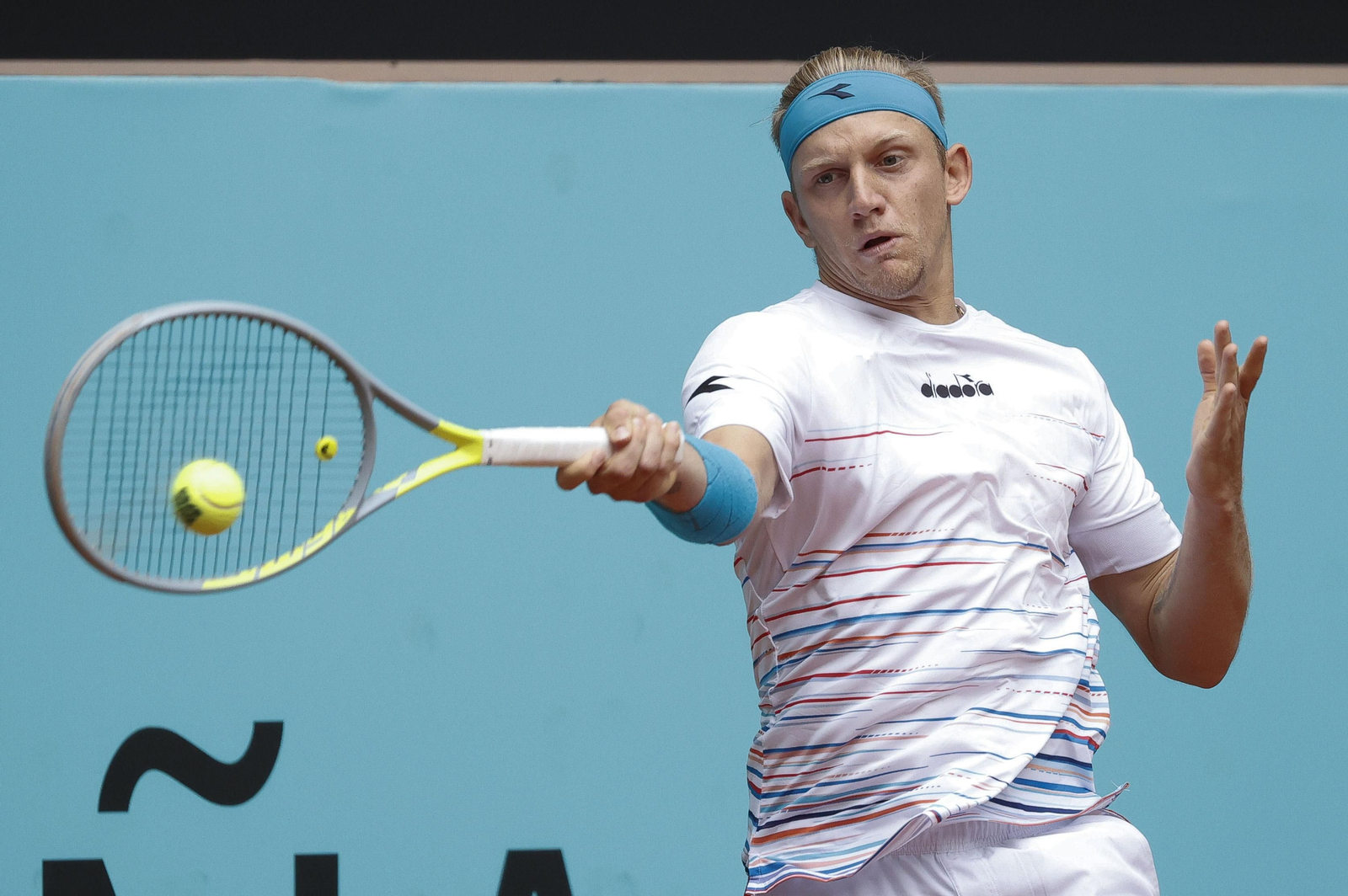 Alejandro Davidovich golpea la bola.