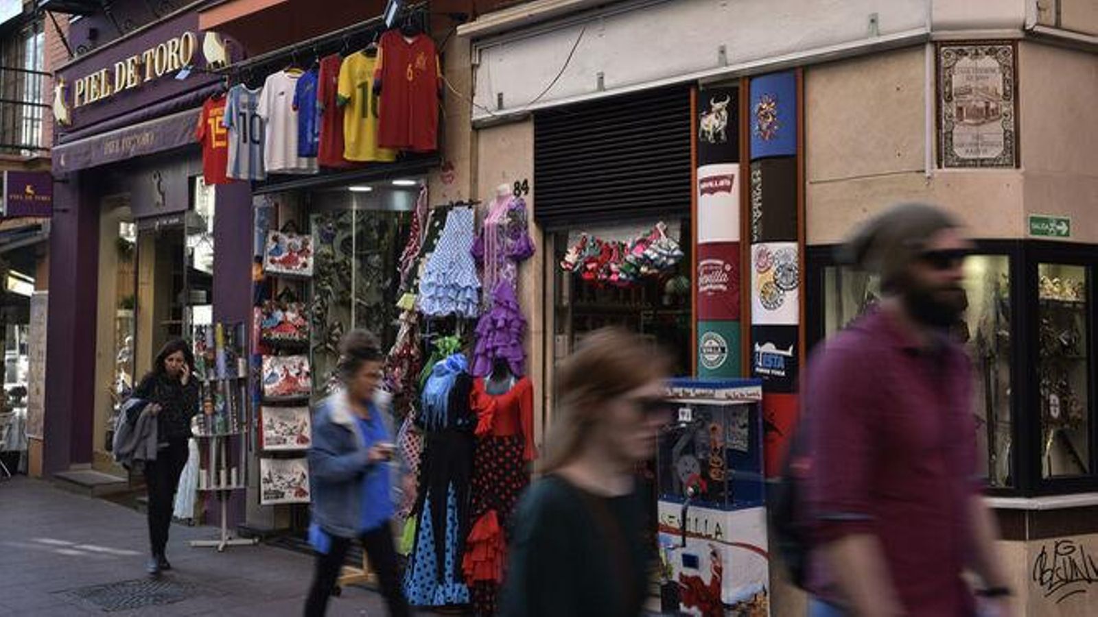 Varias personas por la calle Sierpes en Sevilla