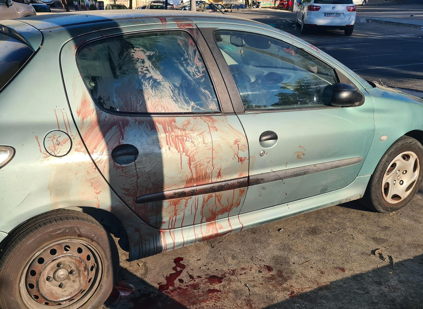 El vehículo sobre el que cayó la víctima, lleno de sangre.