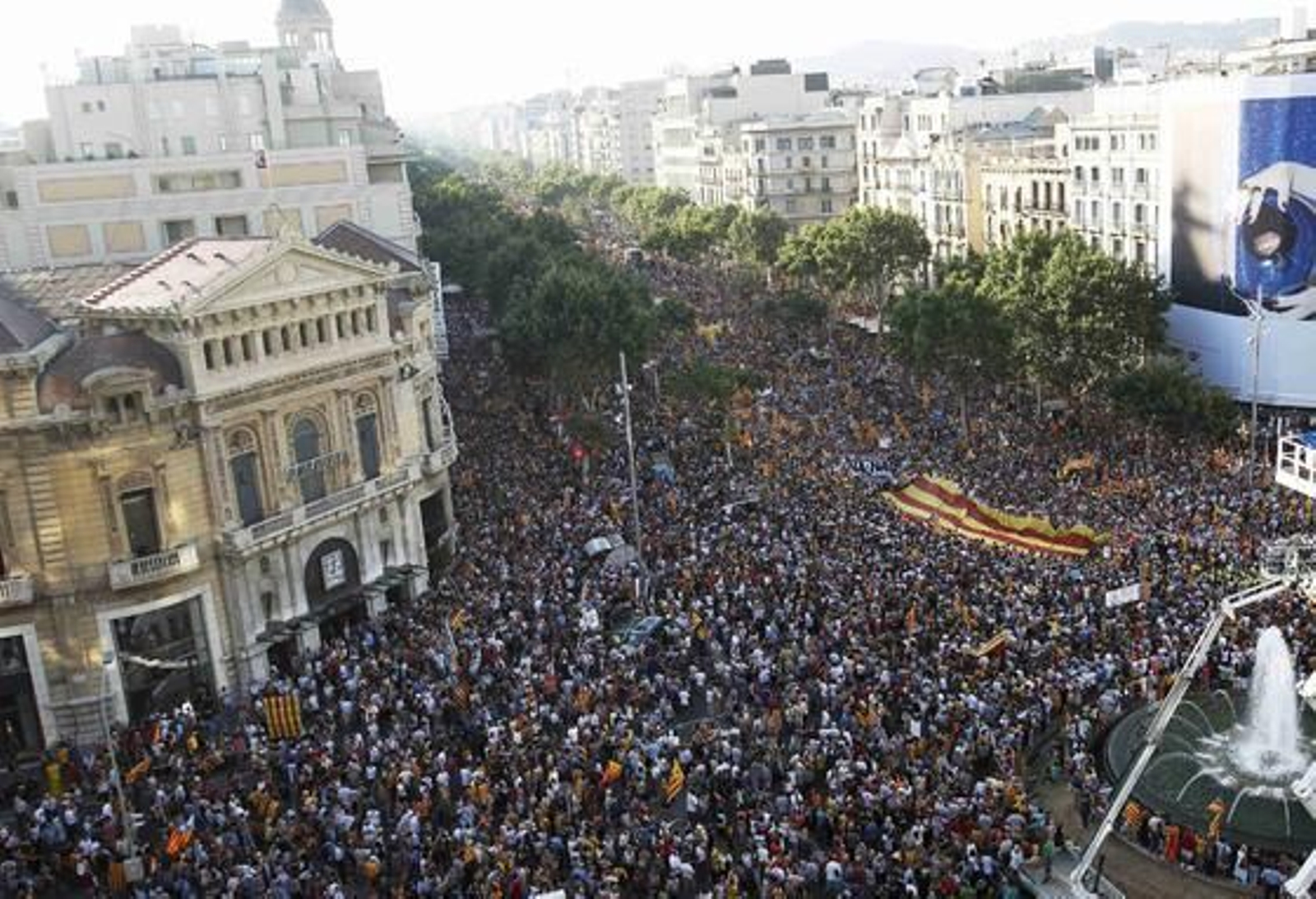 Más de un millón de personas marchan por las calles de Barcelona para protestar contra la sentencia del 'Estatut'. / Reuters