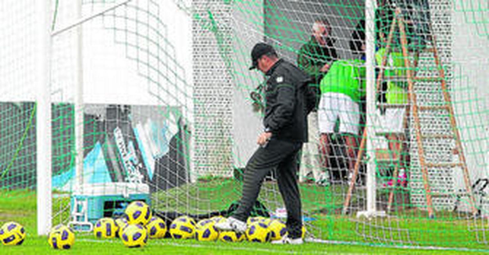 Pepe Mel golpea los balones durante el entrenamiento de ayer.