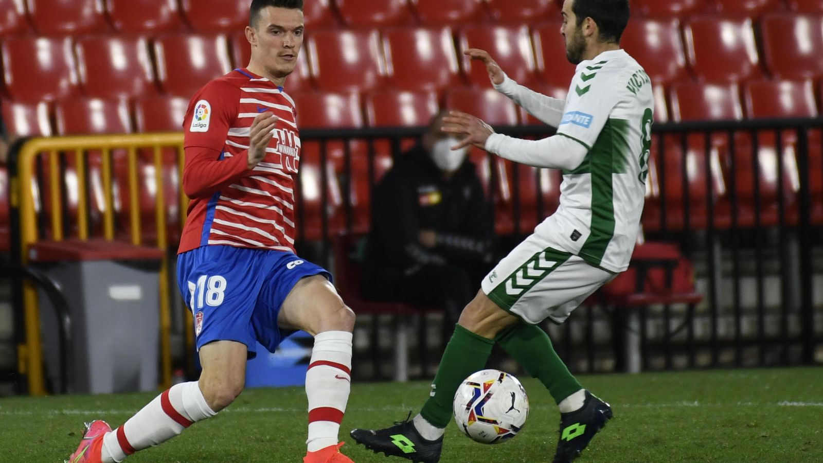 Adrián Marín da un pase atrás.