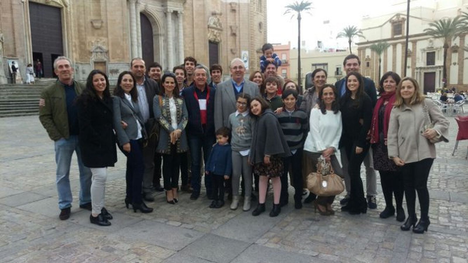 Los hermanos Luis, Fernando, Carmen, José María, Pablo, Eva, Margarita y Pilar Caro Mateo, Victór López, Alejandro Ruiz-Cortina, María Ángeles García, Alicia Flores y Belén Martín, entre otros,  durante la celebración del cincuenta aniversario de Pilar Caro.