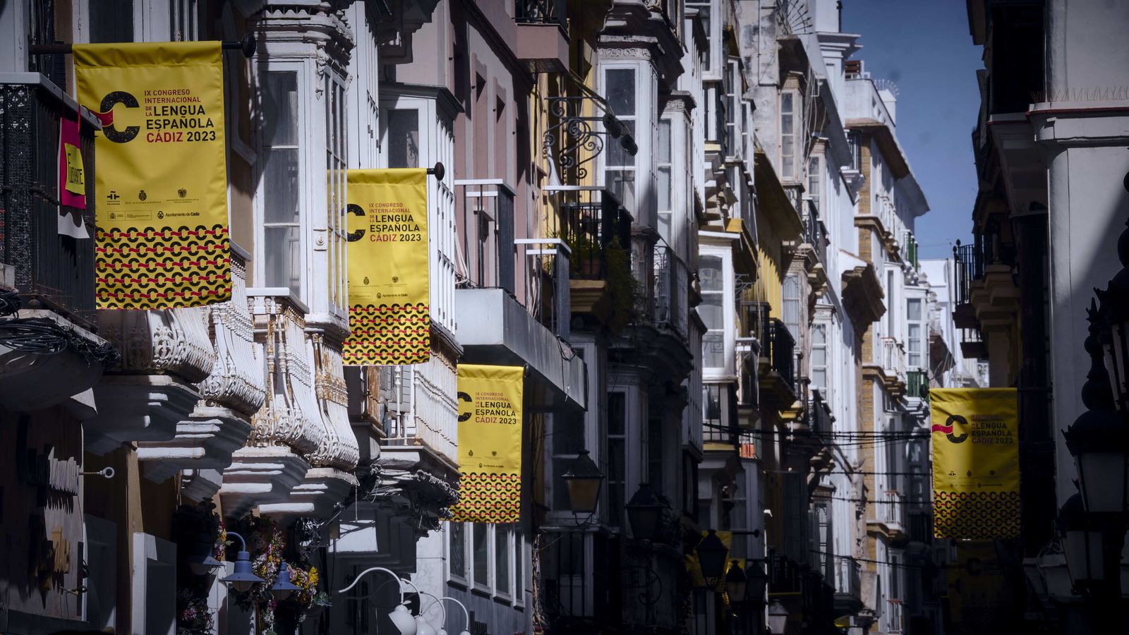 Una calle de Cádiz engalanada para la cita lingüística de marzo.
