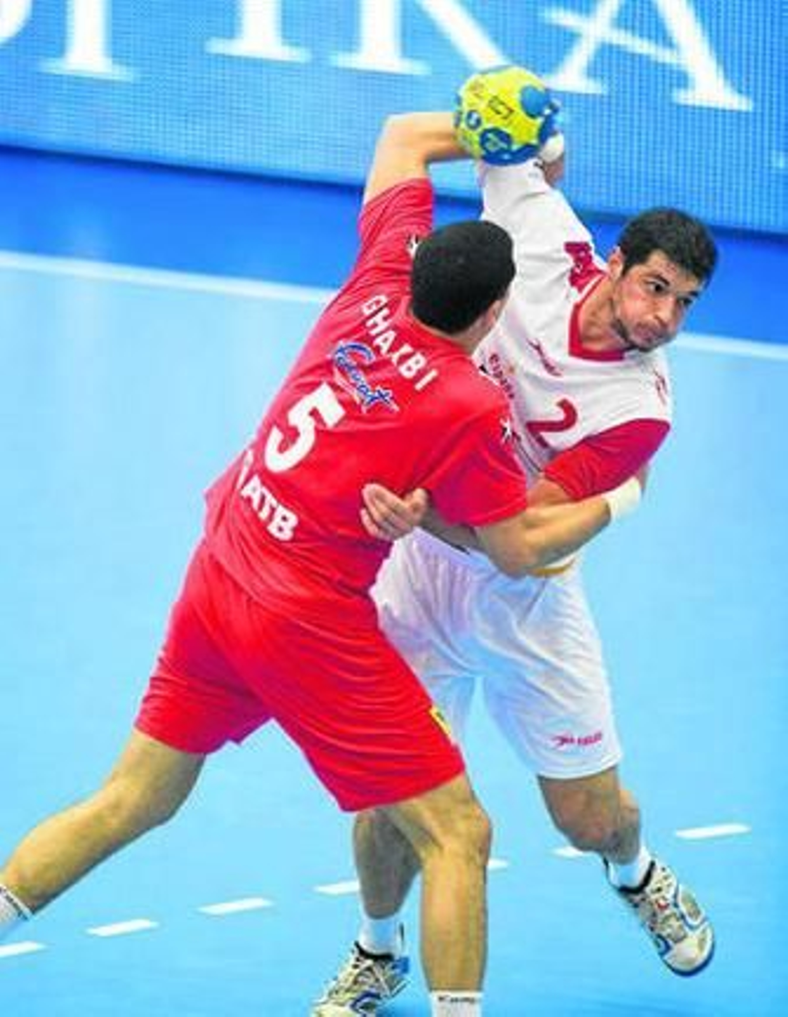 El tunecino Gharbi intenta frenar a Alberto Entrerríos.