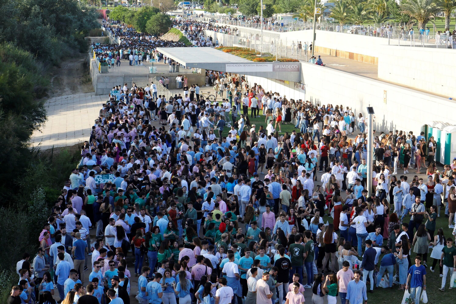 El clásico botellón del Miércoles de la Feria de Córdoba, en imágenes