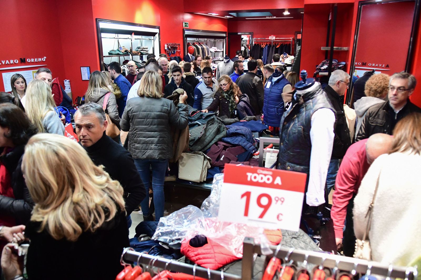 Un grupo de consumidores en un comercio de Córdoba durante la campaña de rebajas de enero.