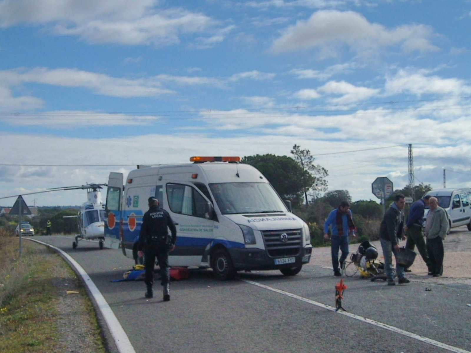 Efectivos del 061 asisten tras un accidente en una carretera onubense.
