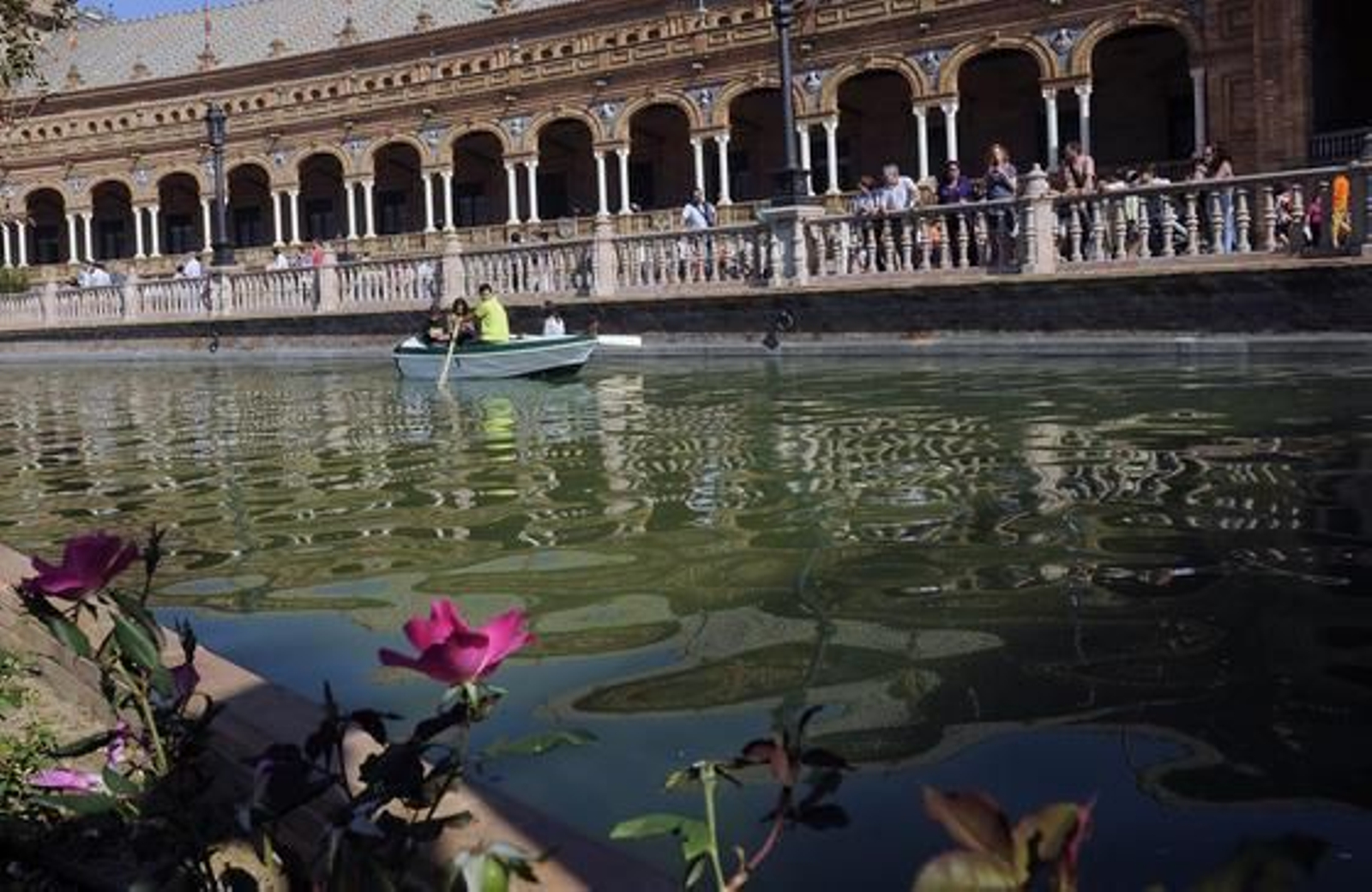 Los sevillanos disfrutan de la "nueva" Plaza de España.

Foto: Juan Carlos Vázquez