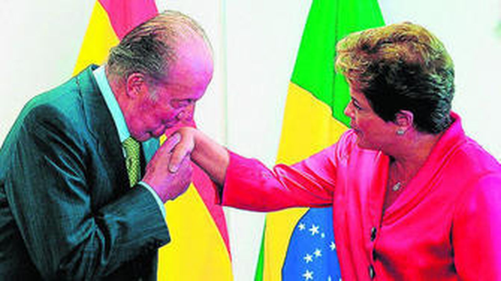 El Rey besa la mano de la presidenta brasileña, Dilma Rousseff, en su visita a este país el pasado mes de junio.