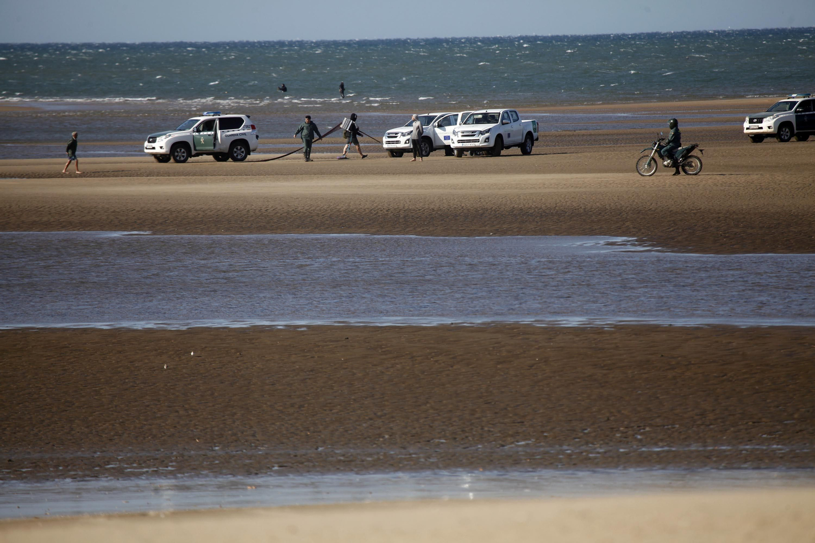 Patrullas de la Guardia Civil realizan un control a mariscadores de la coquina.